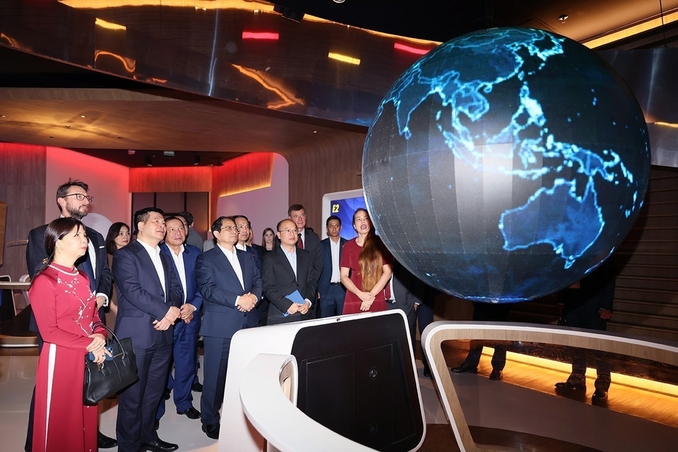 Thủ tướng Phạm Minh Chính thăm Tập đoàn Hàng không Vũ trụ Embraer của Brazil. (Ảnh: Dương Giang/TTXVN)