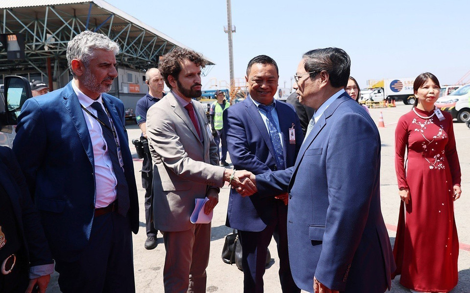 Đại biểu hai nước đón Thủ tướng Phạm Minh Chính tại Sân bay Quốc tế São Paulo-Guarulhos. (Ảnh: Dương Giang/TTXVN)