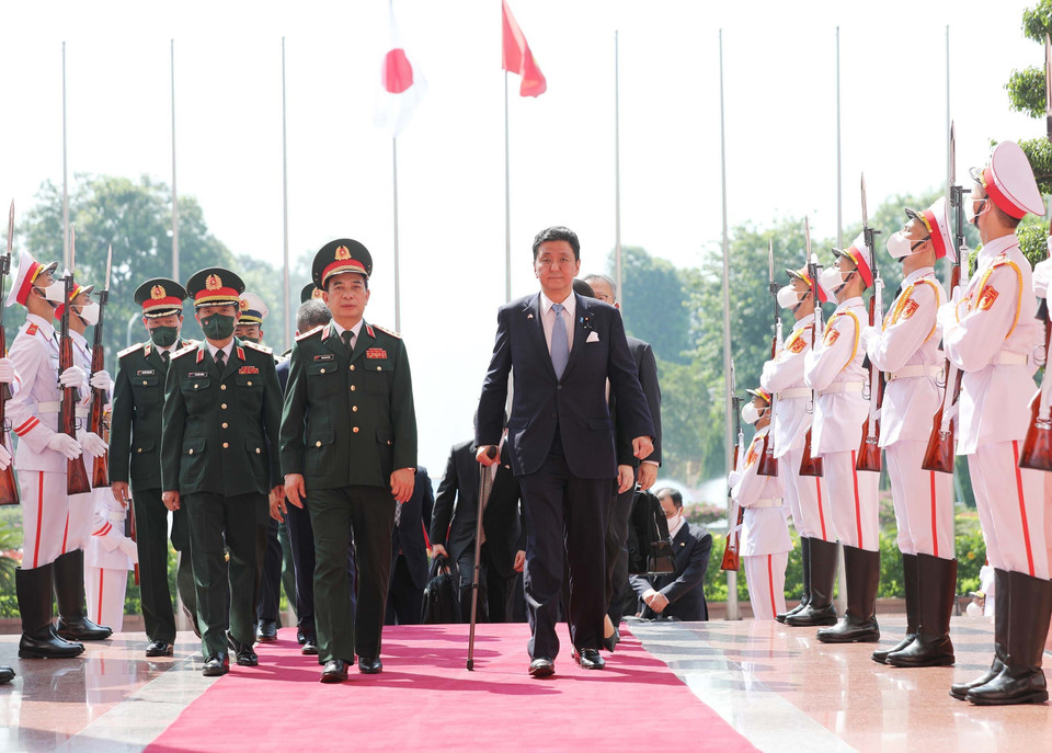 Đại tướng, Bộ trưởng Quốc phòng Phan Văn Giang đón Bộ trưởng Quốc phòng Nhật Bản Kishi Nobuo. (Ảnh: Trọng Đức/TTXVN)