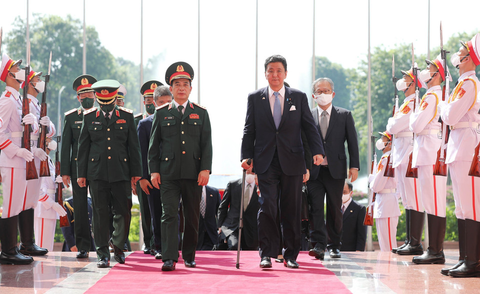 Đại tướng, Bộ trưởng Quốc phòng Phan Văn Giang đón Bộ trưởng Quốc phòng Nhật Bản Kishi Nobuo. (Ảnh: Trọng Đức/TTXVN)