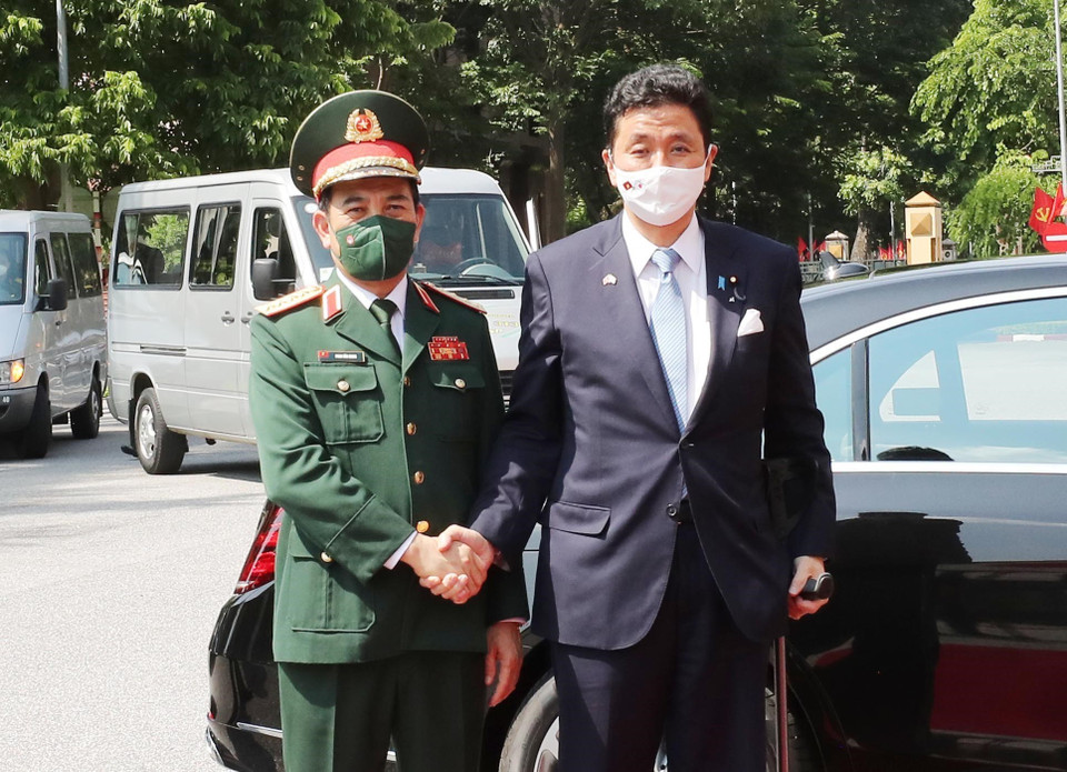 Đại tướng, Bộ trưởng Quốc phòng Phan Văn Giang đón Bộ trưởng Quốc phòng Nhật Bản Kishi Nobuo. (Ảnh: Trọng Đức/TTXVN)