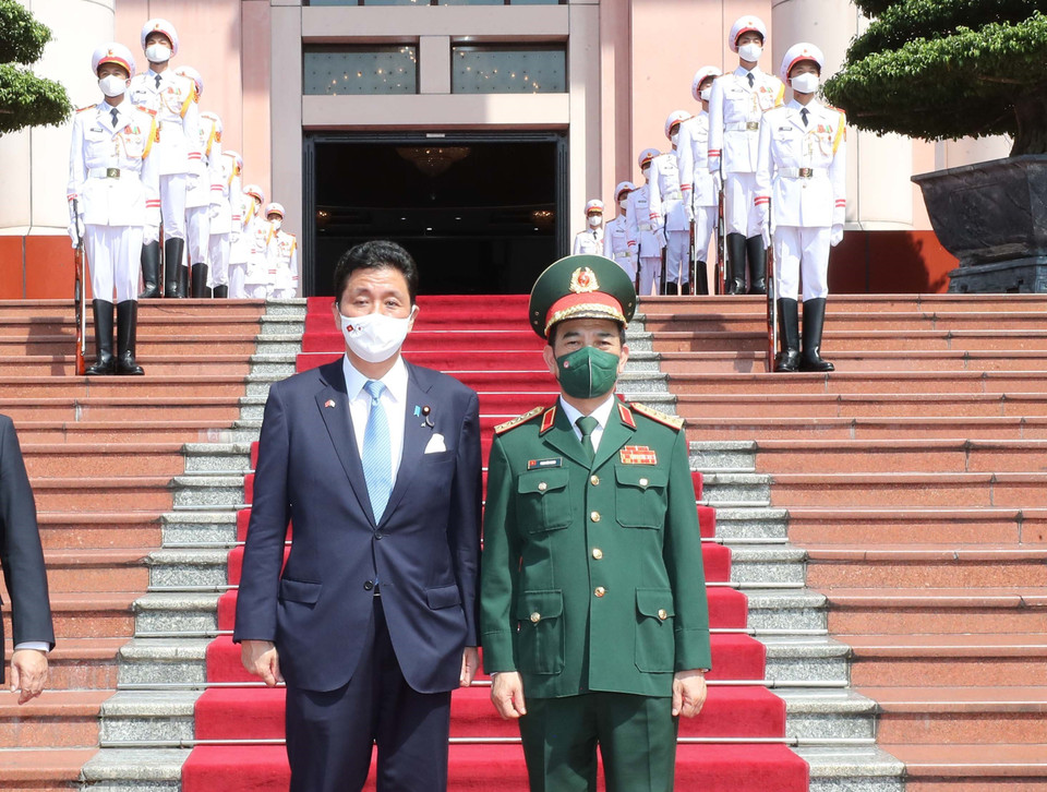 Đại tướng, Bộ trưởng Quốc phòng Phan Văn Giang đón Bộ trưởng Quốc phòng Nhật Bản Kishi Nobuo. (Ảnh: Trọng Đức/TTXVN)