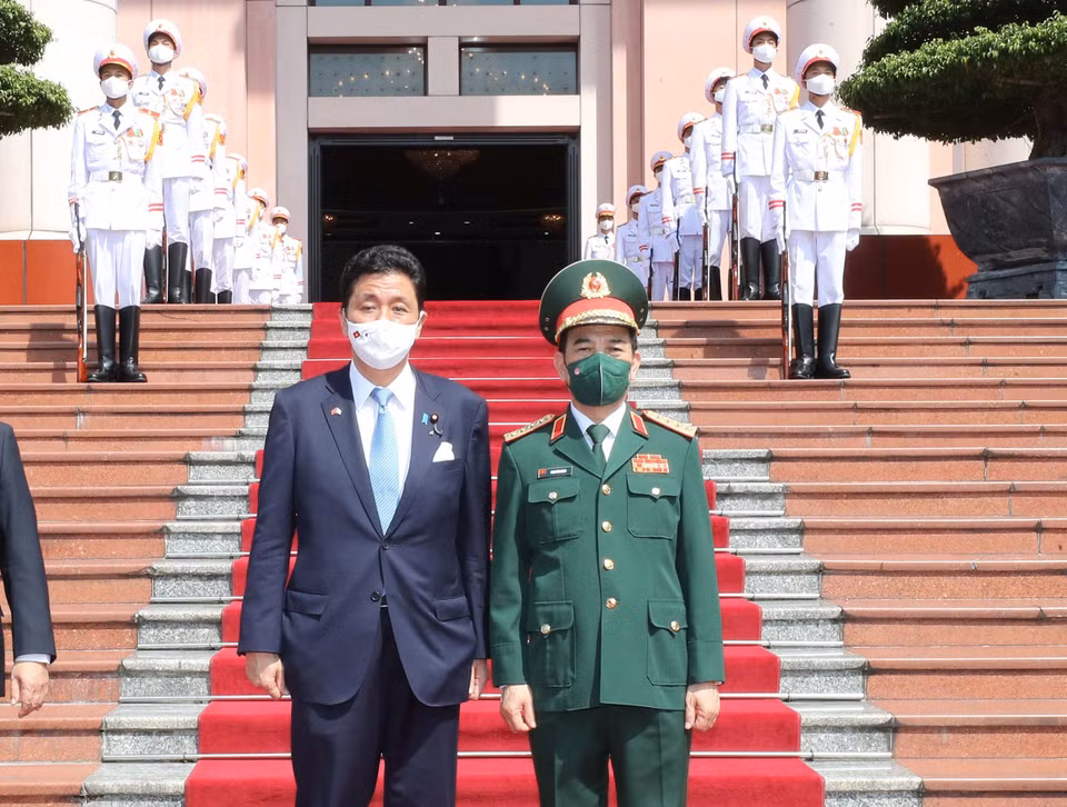 Đại tướng, Bộ trưởng Quốc phòng Phan Văn Giang đón Bộ trưởng Quốc phòng Nhật Bản Kishi Nobuo. (Ảnh: Trọng Đức/TTXVN)