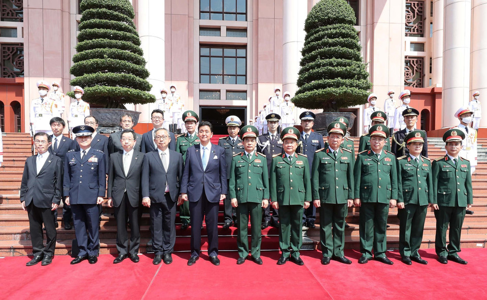 Đại tướng, Bộ trưởng Quốc phòng Phan Văn Giang, Bộ trưởng Quốc phòng Nhật Bản Kishi Nobuo và quan chức quốc phòng hai nước. (Ảnh: Trọng Đức/TTXVN)
