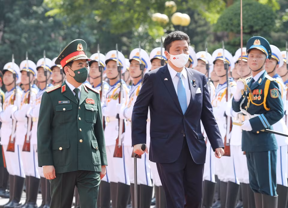 Đại tướng, Bộ trưởng Quốc phòng Phan Văn Giang và Bộ trưởng Quốc phòng Nhật Bản Kishi Nobuo duyệt đội Danh dự Quân đội Nhân dân Việt Nam tại lễ đón. (Ảnh: Trọng Đức/TTXVN)
