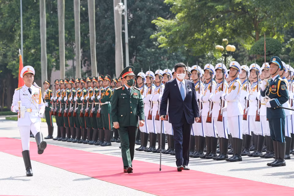 Đại tướng, Bộ trưởng Quốc phòng Phan Văn Giang và Bộ trưởng Quốc phòng Nhật Bản Kishi Nobuo duyệt đội Danh dự Quân đội Nhân dân Việt Nam tại lễ đón. (Ảnh: Trọng Đức/TTXVN)
