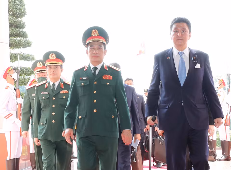 Đại tướng, Bộ trưởng Quốc phòng Phan Văn Giang đón Bộ trưởng Quốc phòng Nhật Bản Kishi Nobuo. (Ảnh: Trọng Đức/TTXVN)