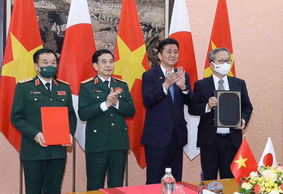 Đại tướng, Bộ trưởng Quốc phòng Phan Văn Giang và Bộ trưởng Quốc phòng Nhật Bản Kishi Nobuo chứng kiến lễ ký hợp tác giữa Bộ quốc phòng hai nước. (Ảnh: Trọng Đức/TTXVN)