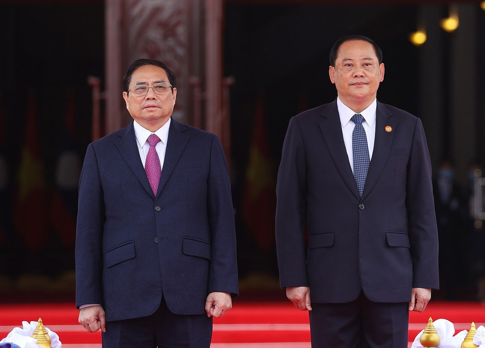Thủ tướng Phạm Minh Chính và Thủ tướng Lào Sonexay Siphandone tại lễ đón. (Ảnh: Dương Giang/TTXVN)