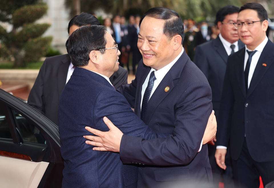 Thủ tướng Lào Sonexay Siphandone đón Thủ tướng Phạm Minh Chính. (Ảnh: Dương Giang/TTXVN)