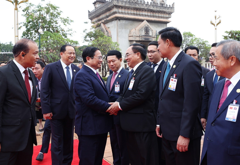 Thủ tướng Lào Sonexay Siphandone giới thiệu các thành viên Đoàn đại biểu cấp cao Lào với Thủ tướng Phạm Minh Chính. (Ảnh: Dương Giang/TTXVN)