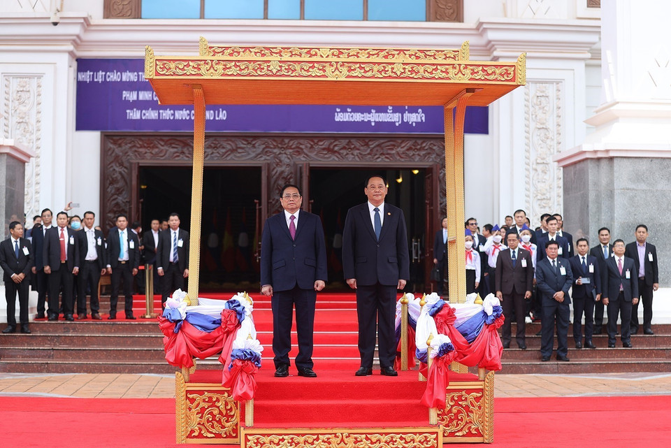 Thủ tướng Phạm Minh Chính và Thủ tướng Lào Sonexay Siphandone nghe quân nhạc cử Quốc thiều hai nước. (Ảnh: Dương Giang/TTXVN)