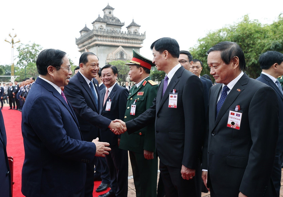 Thủ tướng Phạm Minh Chính giới thiệu các thành viên Đoàn đại biểu cấp cao Việt Nam với Thủ tướng Lào Sonexay Siphandone. (Ảnh: Dương Giang/TTXVN) 