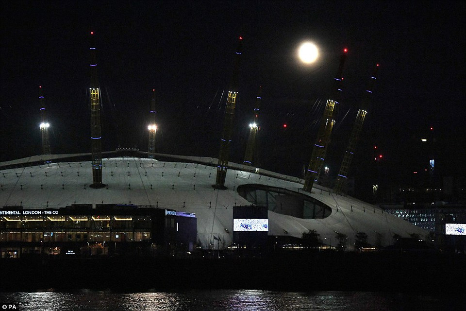 Những người dân gần sân vận động 02 Arena, London, Anh thưởng thức Siêu Trăng. (Nguồn: PA)