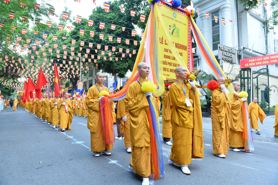 Hình ảnh nghi lễ cung nghinh chư tôn đức giáo phẩm Hội đồng Chứng minh, Hội đồng Trị sự Giáo hội Phật giáo Việt Nam đến dự đại hội. (Ảnh: Minh Đức/TTXVN)
