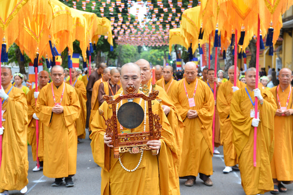 Nghi lễ cung nghinh chư tôn đức giáo phẩm Hội đồng Chứng minh, Hội đồng Trị sự Giáo hội Phật giáo Việt Nam đến dự đại hội. (Ảnh: Minh Đức/TTXVN)