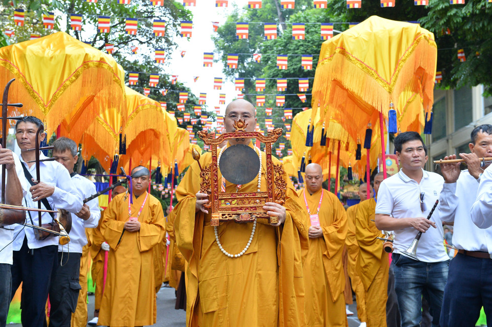 Nghi lễ cung nghinh chư tôn đức giáo phẩm Hội đồng Chứng minh, Hội đồng Trị sự Giáo hội Phật giáo Việt Nam đến dự đại hội. (Ảnh: Minh Đức/TTXVN)