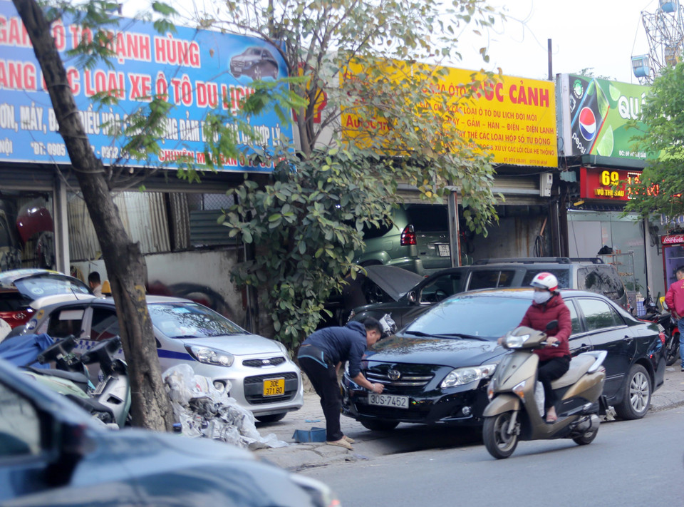  Các gara ôtô Mạnh Hùng và Đức Cảnh trên phố Võ Thị Sáu, quận Hai Bà Trưng đều tận dụng vỉa hè, lòng đường làm nơi kinh doanh. (Ảnh: Hoàng Hiếu/TTXVN)