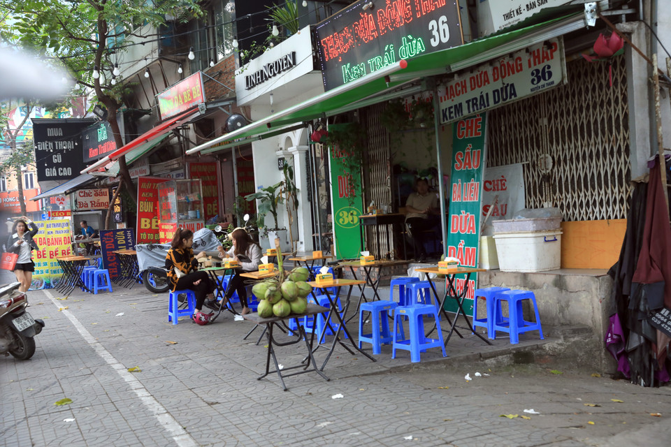 Tình trạng hàng quán chiếm dụng vỉa hè để kinh doanh liên tục xảy ra trên phố Nguyễn Chí Thanh, quận Đống Đa (ảnh chụp chiều 24/3/2021). (Ảnh: Phan Tuấn Anh/TTXVN)