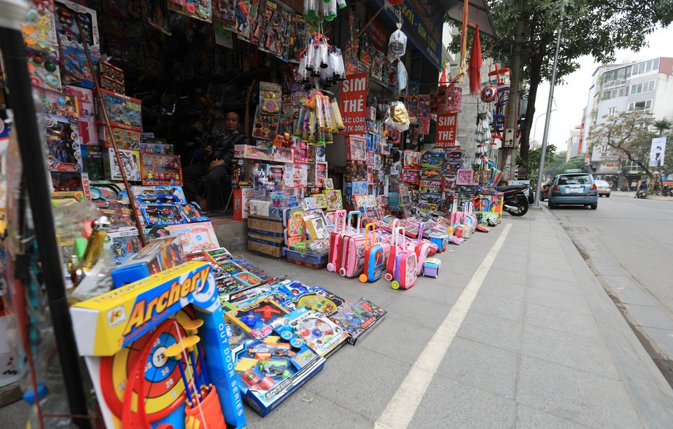  Hàng hóa được bày bán tràn ra vỉa hè, chiếm hết phần đường quy định dành cho người đi bộ trên phố Nguyễn Khuyến, quận Đống Đa. (Ảnh: Thành Đạt/TTXVN)