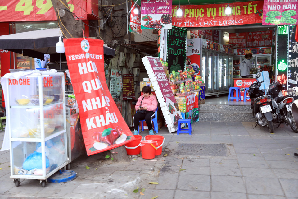 Tình trạng kinh doanh lấn chiếm vỉa hè phố Nguyễn Chí Thanh, quận Đống Đa xảy ra ở nhiều nơi, bất kể thời điểm nào (ảnh chụp chiều 24/3/2021). (Ảnh: Phan Tuấn Anh/TTXVN)