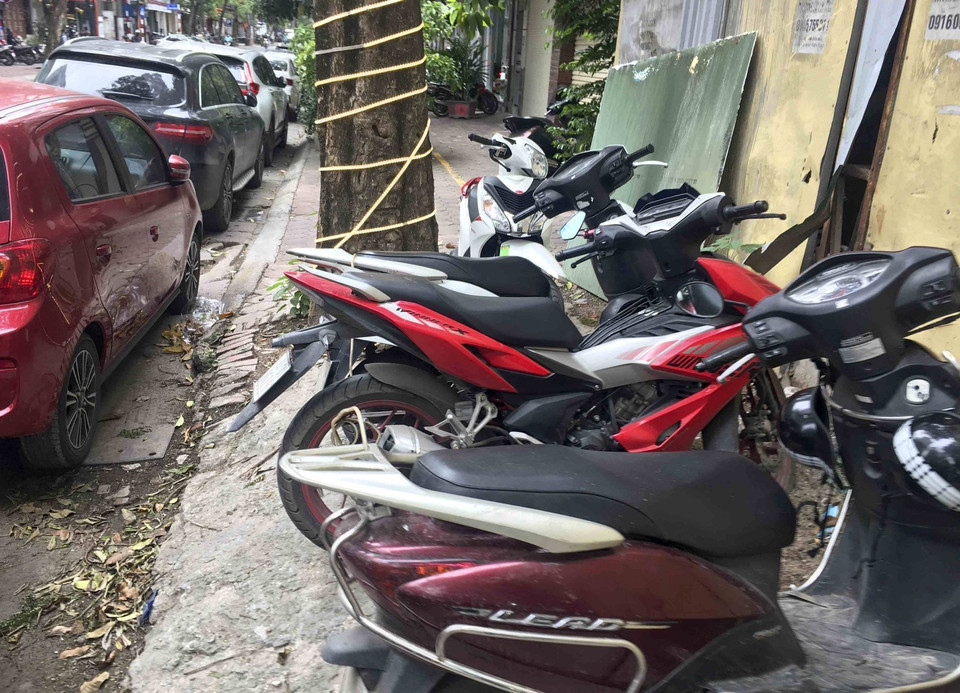 Trên phố Hàn Thuyên (quận Hai Bà Trưng), vỉa hè bị lấn chiếm để xe máy, lòng đường thành nơi đỗ xe ôtô sai quy định. Người đi bộ muốn đi chỉ còn cách ra gần giữa lòng đường. (Ảnh: Tuấn Đức/TTXVN)