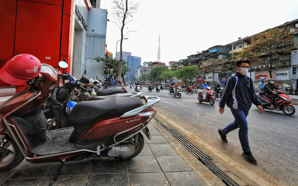 Vỉa hè đã hẹp, lại thêm xe máy để như thế này thì người dân chỉ còn cách đi xuống lòng đường, gây mất an toàn giao thông (chụp trên phố Phạm Ngọc Thạch, quận Đống Đa). (Ảnh: Thành Đạt/TTXVN)