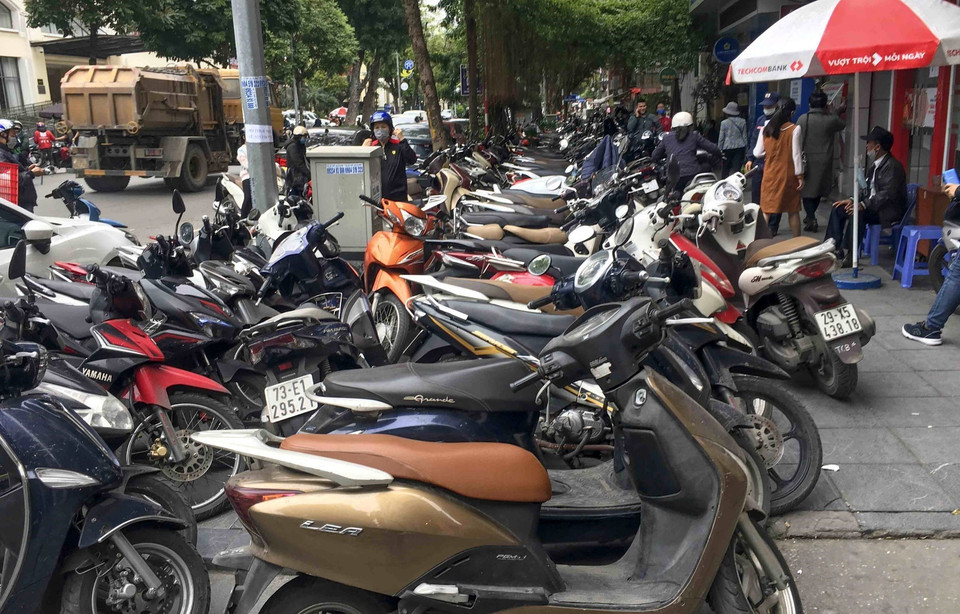 Trên phố Phan Chu Trinh, quận Hoàn Kiếm, việc lấn chiếm vỉa hè làm nơi để xe máy liên tục diễn ra. (Ảnh: Tuấn Đức/TTXVN)