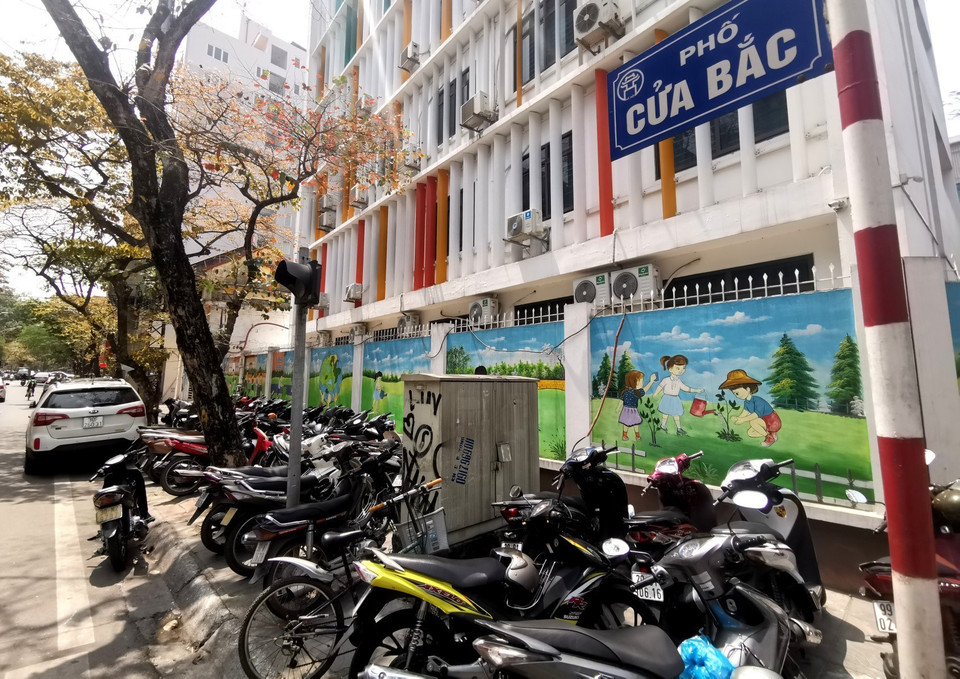  Ngã Tư Cửa Bắc-Nguyễn Trường Tộ (quận Ba Đình), xe máy để tràn kín vỉa hè, gần như không còn lối cho người đi bộ. (Ảnh: Thành Đạt/TTXVN)