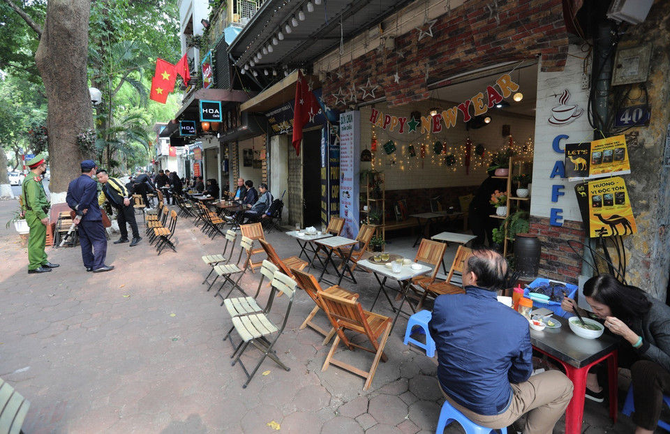 Tuyến phố Phan Đình Phùng, quận Ba Đình - nơi tập trung nhiều cửa hàng giải khát, thường xuyên xảy ra tình trạng lấn chiếm vỉa hè để kinh doanh mặc dù lực lượng Công an đã thường xuyên kiểm tra, nhắc nhở. (Ảnh: Thành Đạt/TTXVN)