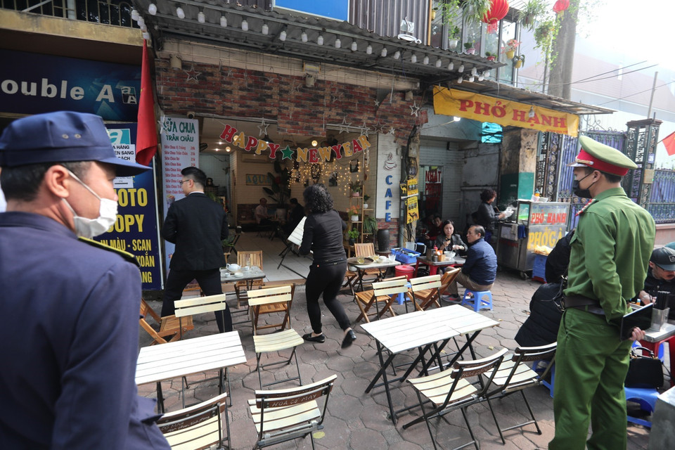 Việc lấn chiếm vỉa hè để kinh doanh như thế này của các cửa hàng ăn uống trên phố Phan Đình Phùng (quận Ba Đình) là vi phạm pháp luật, phải xử phạt chứ không đơn giản chỉ dừng ở chỗ nhắc nhở. (Ảnh: Thành Đạt/TTXVN)