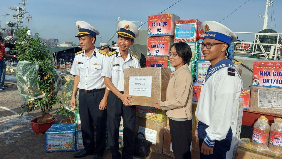 Tiếp nhận quà Tết các tổ chức, cá nhân trao tặng. (Ảnh: Đoàn Mạnh Dương/TTXVN)