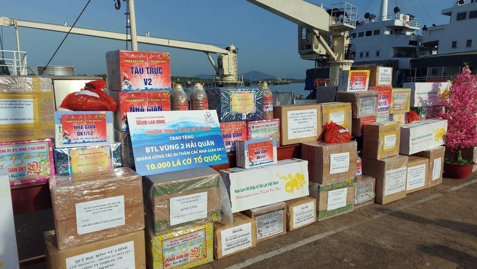 Quà Tết của Bộ Quốc phòng, Quân chủng Hải quân, Bộ Tư lệnh Vùng 2 Hải quân và của các địa phương, doanh nghiệp, tổ chức, cá nhân gửi tặng. (Ảnh: Đoàn Mạnh Dương/TTXVN)