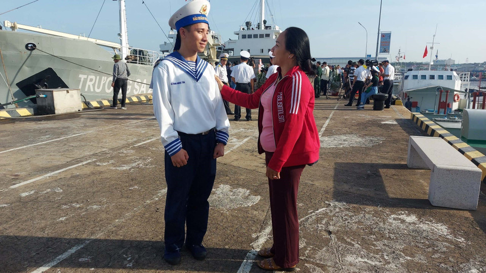 Người mẹ động viên chiến sỹ trẻ Lê Đinh Ngọc Tân lên đường làm nhiệm vụ. (Ảnh: Đoàn Mạnh Dương/TTXVN)