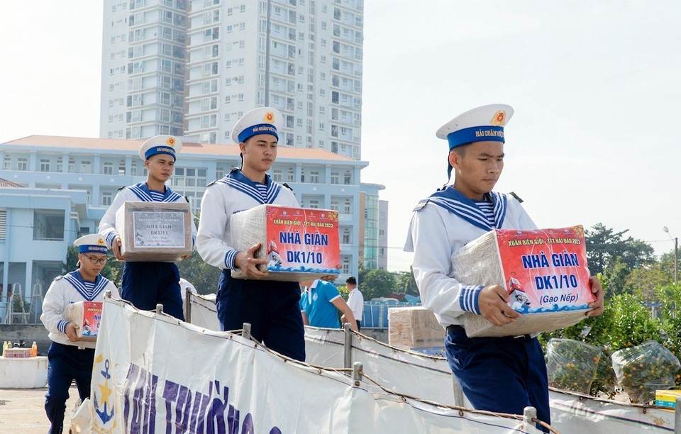 Các chiến sỹ chuyển quà Tết lên tàu. (Ảnh: Đoàn Mạnh Dương/TTXVN)