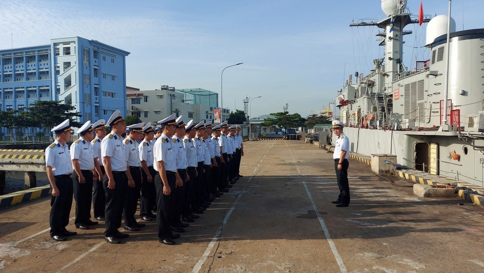 Bộ Tư lệnh Vùng 2 tổ chức hai đoàn công tác đi trên tàu Trường Sa 10 và Trường Sa 21 chúc Tết cán bộ, chiến sỹ Nhà giàn DK1, các tàu trực và các cơ quan dân chính Đảng, các đơn vị đóng quân trên huyện Côn Đảo. (Ảnh: Đoàn Mạnh Dương/TTXVN)