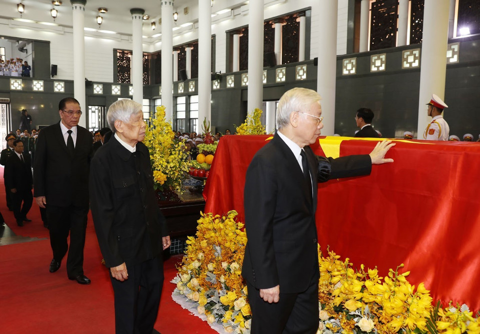 Tổng Bí thư Nguyễn Phú Trọng, nguyên Tổng Bí thư Lê Khả Phiêu, nguyên Tổng Bí thư Nông Đức Mạnh và các đồng chí lãnh đạo, nguyên lãnh đạo Đảng, Nhà nước đi vòng quanh linh cữu lần cuối, vĩnh biệt đồng chí Đỗ Mười. (Ảnh: Trí Dũng/TTXVN)