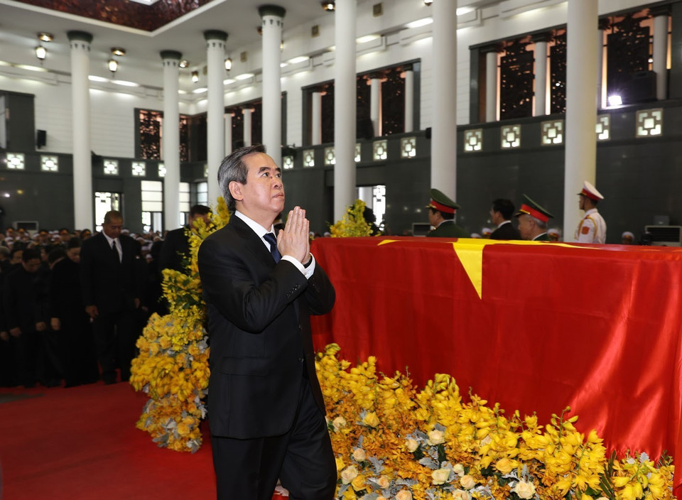 Trưởng ban Kinh tế Trung ương Nguyễn Văn Bình đi vòng quanh linh cữu nguyên Tổng Bí thư Đỗ Mười lần cuối. (Ảnh: Trí Dũng/TTXVN)