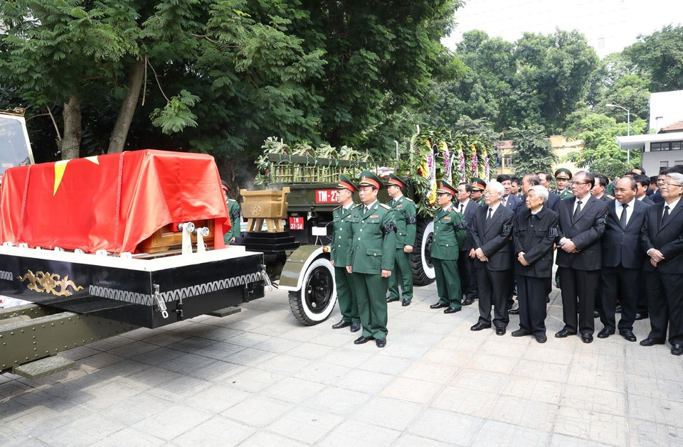 Tổng Bí thư Nguyễn Phú Trọng, Thủ tướng Nguyễn Xuân Phúc cùng các đồng chí lãnh đạo, nguyên lãnh đạo Đảng, Nhà nước bên xe tang chở linh cữu đồng chí Đỗ Mười. (Ảnh: Trí Dũng/TTXVN) 