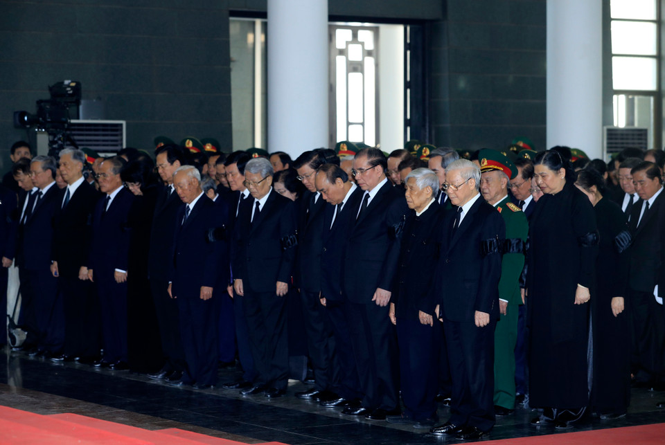 Tổng Bí thư Nguyễn Phú Trọng, Thủ tướng Nguyễn Xuân Phúc, Quyền Chủ tịch nước Đặng Thị Ngọc Thịnh, các đồng chí lãnh đạo, nguyên lãnh đạo Đảng, Nhà nước; Thủ tướng Lào Thongloun Sisoulith, các vị khách quốc tế cùng gia đình đồng chí Đỗ Mười dành một phút mặc niệm nguyên Tổng Bí thư Đỗ Mười tại Lễ truy điệu. (Ảnh: Nhan Sáng/TTXVN) 