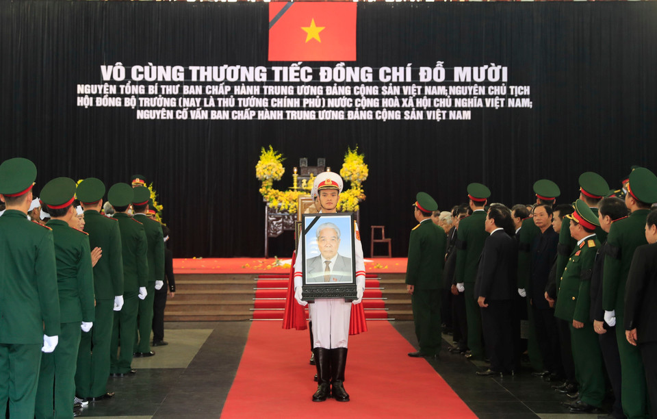  Đội tiêu binh thực hiện nghi lễ chuyển di ảnh, gối huân huy chương và linh cữu đồng chí Đỗ Mười ra xe tang. (Ảnh: Nhan Sáng/TTXVN)