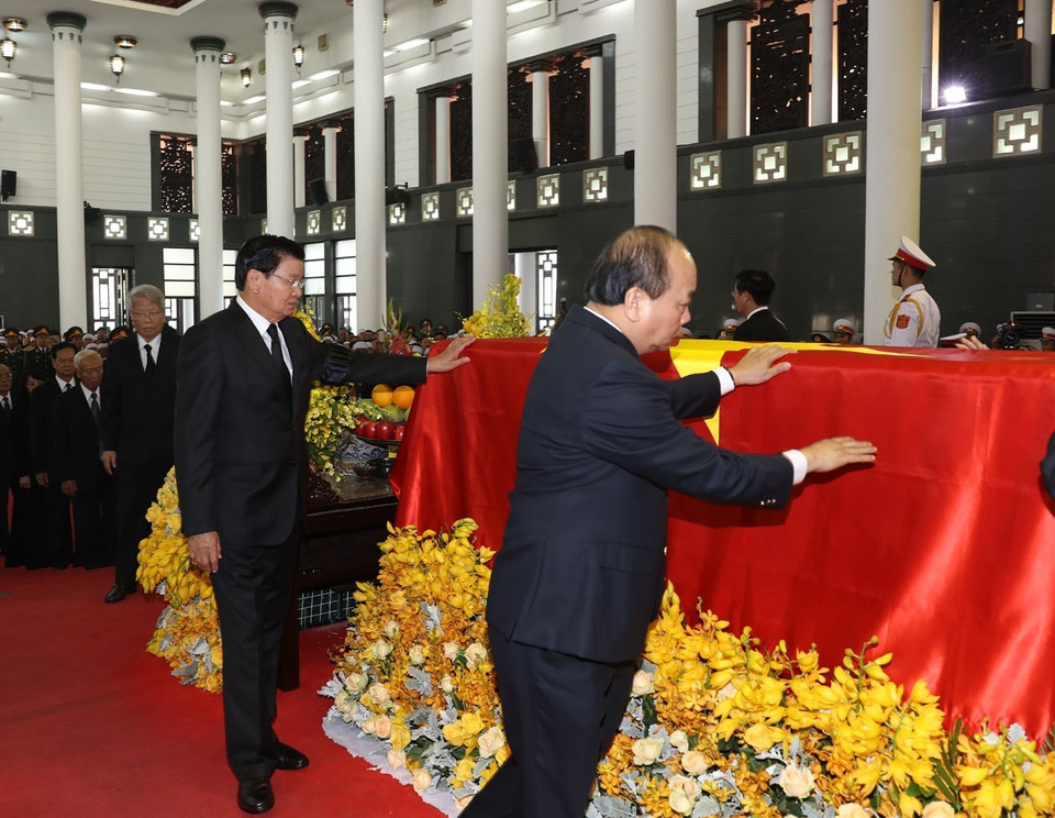 Thủ tướng Nguyễn Xuân Phúc, Thủ tướng Lào Thongloun Sisoulith và các đồng chí lãnh đạo, nguyên lãnh đạo Đảng, Nhà nước đi vòng quanh linh cữu lần cuối, vĩnh biệt đồng chí Đỗ Mười. (Ảnh: Trí Dũng/TTXVN)