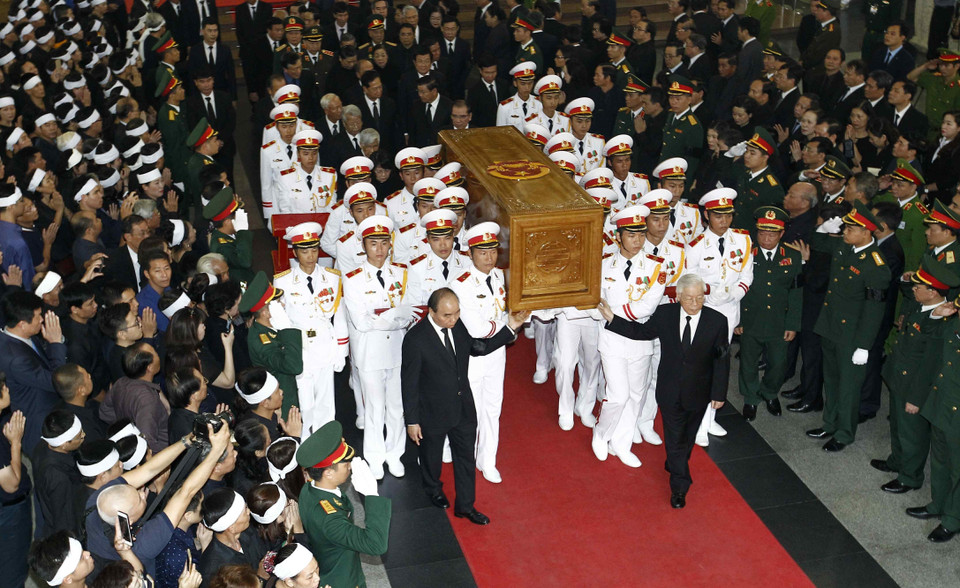 Tổng Bí thư Nguyễn Phú Trọng, Thủ tướng Nguyễn Xuân Phúc và các đồng chí lãnh đạo, nguyên lãnh đạo Đảng, Nhà nước đưa linh cữu đồng chí Đỗ Mười ra xe tang. (Ảnh: Văn Điệp/TTXVN)