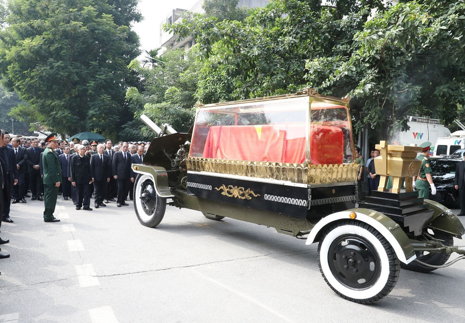 Tổng Bí thư Nguyễn Phú Trọng, Thủ tướng Nguyễn Xuân Phúc cùng các đồng chí lãnh đạo, nguyên lãnh đạo Đảng, Nhà nước đi bộ sau xe tang chở linh cữu đồng chí Đỗ Mười, tiễn đưa đồng chí về nơi an nghỉ cuối cùng. (Ảnh: Trí Dũng/TTXVN) 