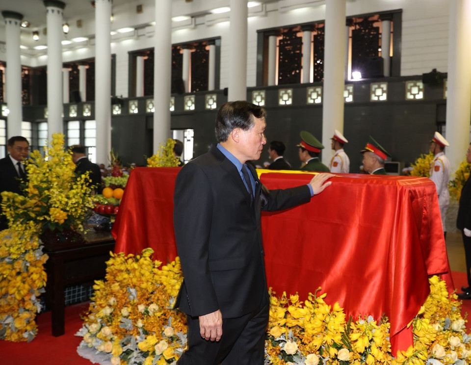 Đồng chí Nguyễn Hòa Bình, Bí thư Trung ương Đảng, Chánh án Tòa án nhân dân Tối cao đi vòng quanh linh cữu nguyên Tổng Bí thư Đỗ Mười lần cuối. (Ảnh: Trí Dũng/TTXVN)