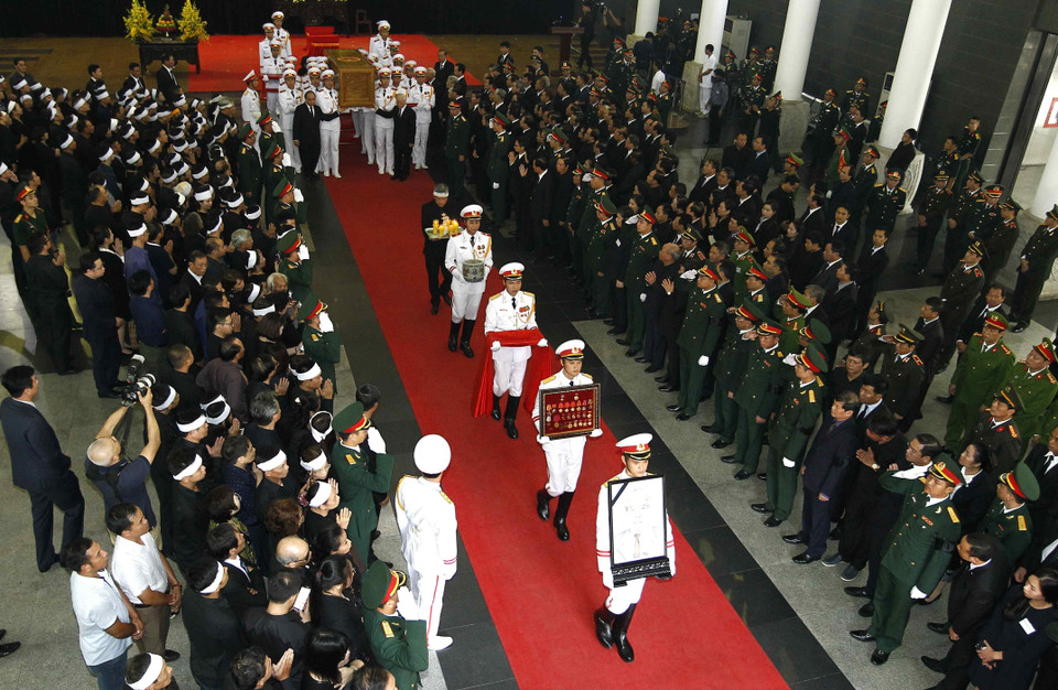 Đội tiêu binh thực hiện nghi lễ chuyển linh cữu nguyên Tổng Bí thư Đỗ Mười ra xe tang. (Ảnh: Văn Điệp/TTXVN)