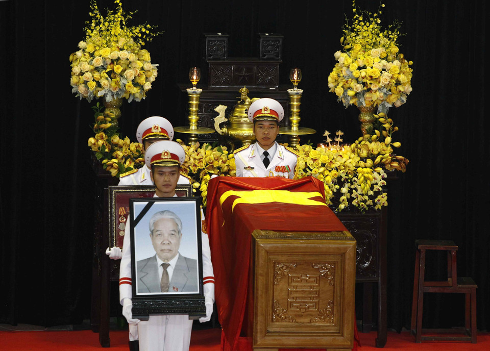 Đội tiêu binh thực hiện nghi lễ chuyển di ảnh, gối huân huy chương, Quốc kỳ phủ linh cữu nguyên Tổng Bí thư Đỗ Mười ra xe tang. (Ảnh: Văn Điệp/TTXVN)