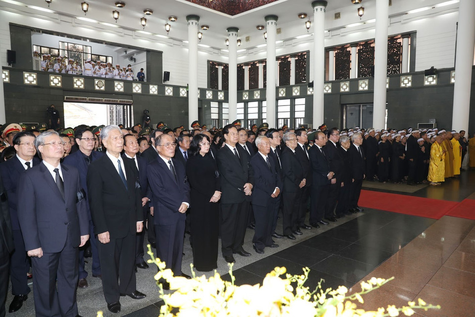 Tổng Bí thư Nguyễn Phú Trọng, Thủ tướng Nguyễn Xuân Phúc, Quyền Chủ tịch nước Đặng Thị Ngọc Thịnh, các đồng chí lãnh đạo, nguyên lãnh đạo Đảng, Nhà nước; Thủ tướng Lào Thongloun Sisoulith, các vị khách quốc tế cùng gia đình đồng chí Đỗ Mười dự Lễ truy điệu. (Ảnh: Trí Dũng/TTXVN )