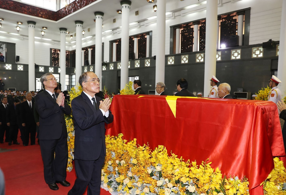 Nguyên Chủ tịch Quốc hội Nguyễn Sinh Hùng, Thường trực Ban Bí thư Trần Quốc Vượng và các đồng chí lãnh đạo, nguyên lãnh đạo Đảng, Nhà nước đi vòng quanh linh cữu lần cuối, vĩnh biệt đồng chí Đỗ Mười. (Ảnh: Trí Dũng/TTXVN)