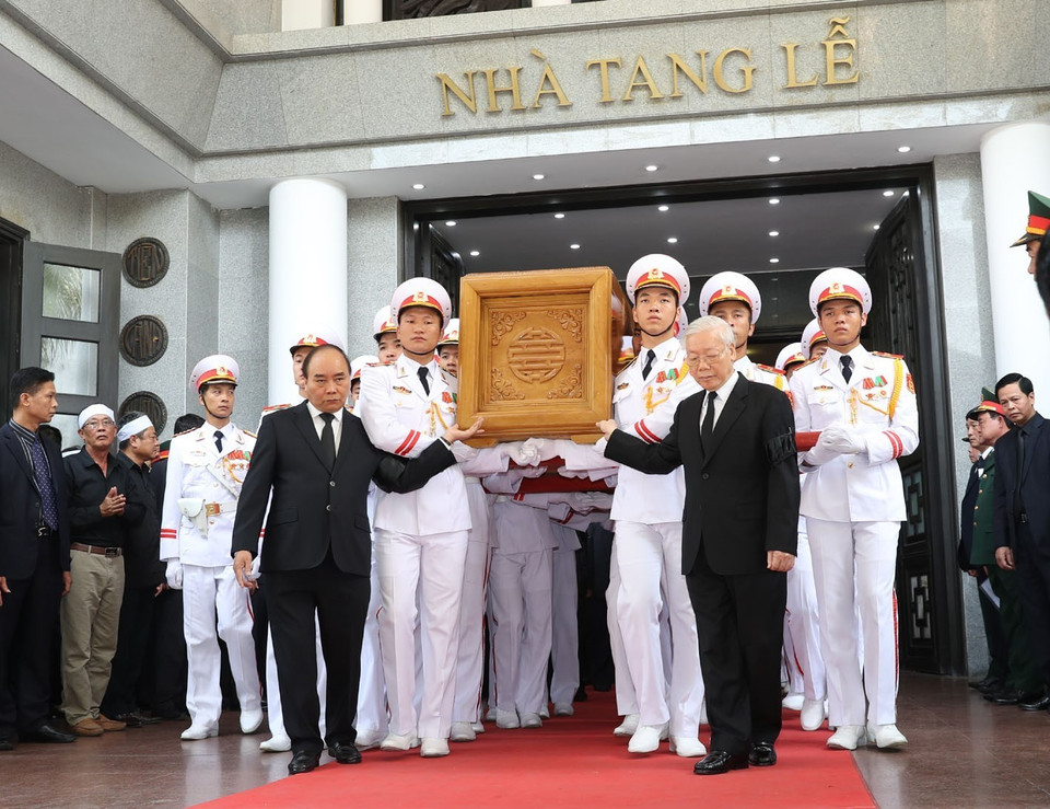 Tổng Bí thư Nguyễn Phú Trọng, Thủ tướng Nguyễn Xuân Phúc đưa linh cữu đồng chí Đỗ Mười ra xe tang. (Ảnh: Trí Dũng/TTXVN) 